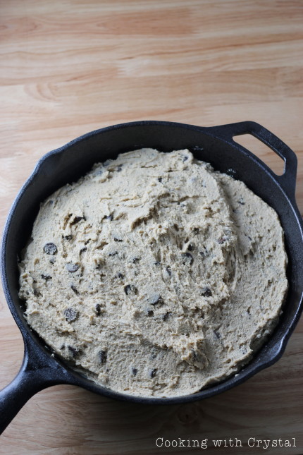 giant chocolate chip skillet cookie